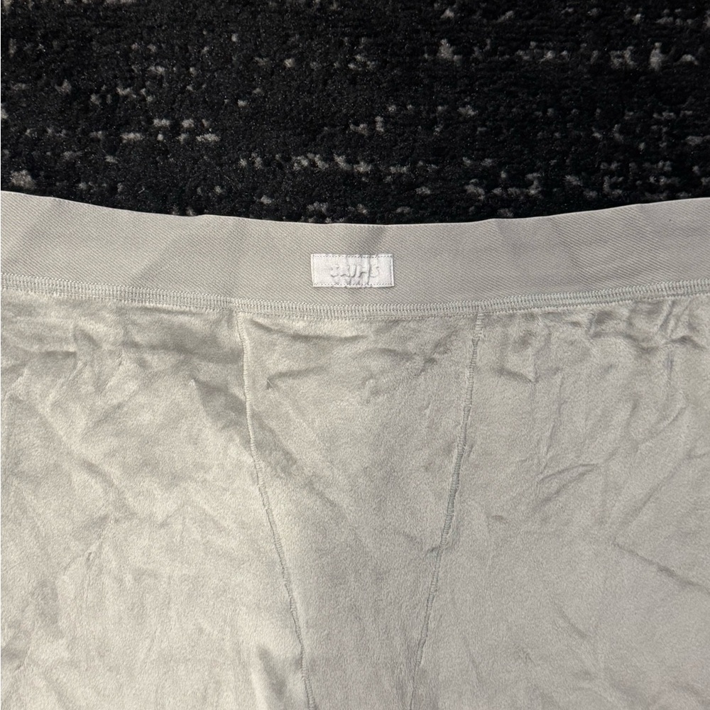 SKIMS Velour Biker Shorts - Picture 4 of 6